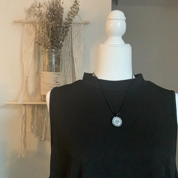 🖤 Black & White Handmade Mandala Cabochon Pendant Necklace - Picture 2 of 4